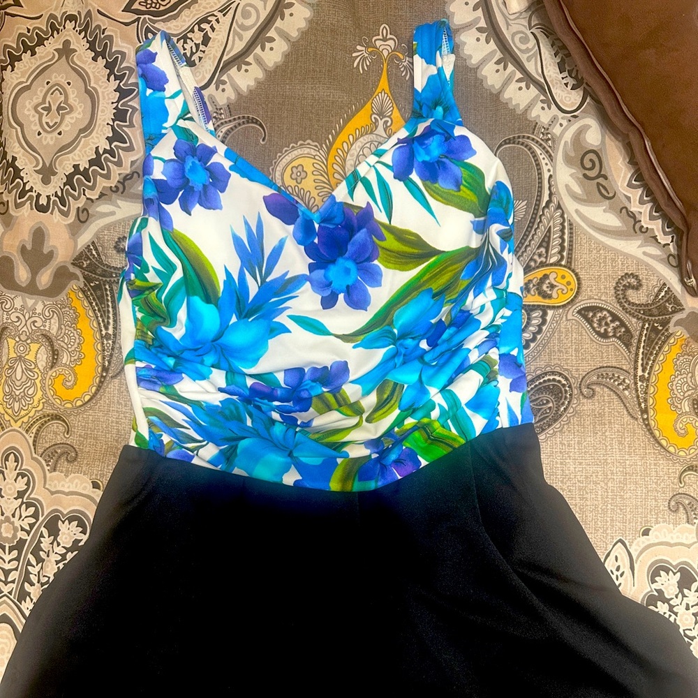 Slimming suite for summer! Women’s 12/14